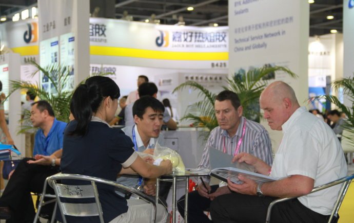 巨人工作人員與客戶洽談中