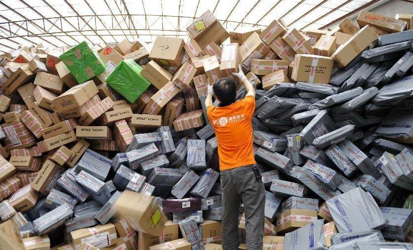 快遞行業(yè)爆倉(cāng)，膠帶使用量驚人